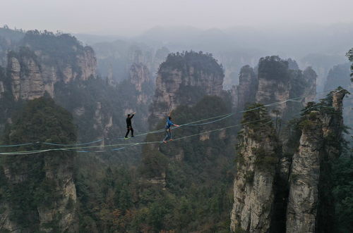 中国选手包揽张家界黄石寨高空扁带挑战赛前三名