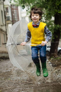 湖南少年暴雨中的担当，高中生助老人抢收稻谷纪实